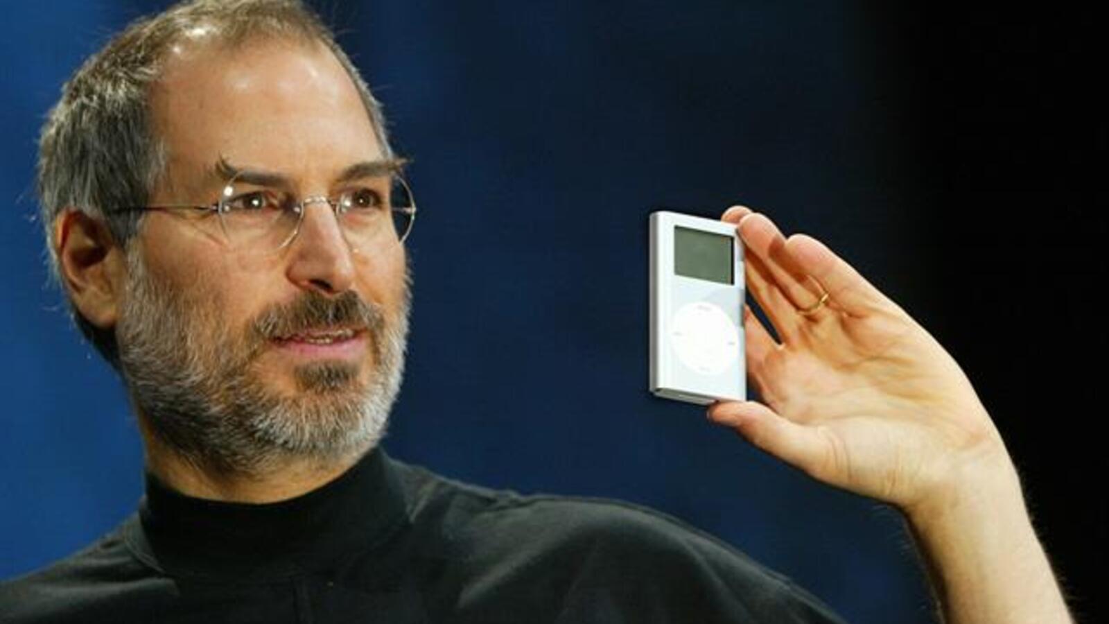 Steve Jobs met de iPod in 2004